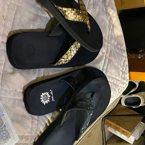 Yellow Box Gold & Black Bling Flip Flops- Sz 8.5- - Picture 4 of 4